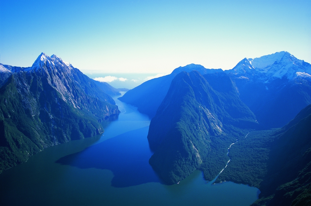 looking_along_the_fiord_milford_sound